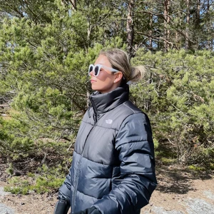 North face jacka  - Säljer en supersnygg north face jacka. I storlek L men jag är en S i vanliga fall, sitter oversized! I fint skick. Nypris: 2800 säljer för 1600:- kan sänka priset! 