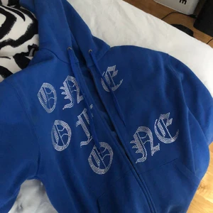 One of one - Säljer min one of one som är sparsamt använd💗, tyvärr tvätta ja den precis och på ena snöret lossnade plastasken längst ner men är lätt och laga❤️skriv för fler bilder! Köp direkt för 900kr! Vill få sålt så snabbt som möjligt!