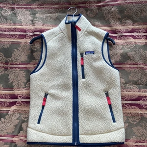Patagonia fleece vest - En beige Patagonia väst i storlek XS/36. Jättefint skick, inga defekter, säljer då jag vanligtvis har storlek 38 därmed blir passformen annorlunda.