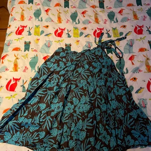 Vintage kjol - Brun blå mönstrad kjol som går till knäna, ger mig vintage vibes så fin med ett linne eller en hoodie!