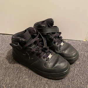 Nike air force 1 - Svarta höga Nike air force 1🌸 dom är samma färg som snörena i verkligheten💕storlek 38.5🌸 frakt 66kr