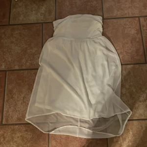 Vit Klänning - En armlös vit klänning. Den är väldigt kort. Storlek S sitter helt ok inte riktigt så som jag vill att den ska sitta. Endast provat aldrig använt. 
