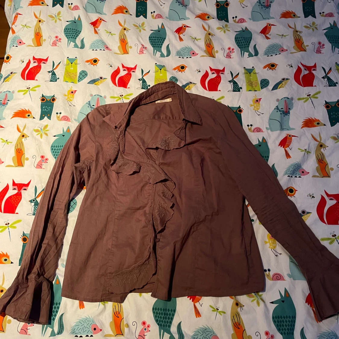 Brun skjorta med volang