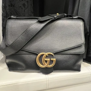 Gucci Marmont  - En klassisk Gucci väska som är knappt använd. Modellen Marmont flap. Äkta. 