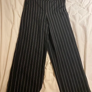 Byxor randiga  - Byxor storlek L från Gina tricot. Köparen står för frakt, skickas helst med spårbart eller möts upp i Stockholm.
