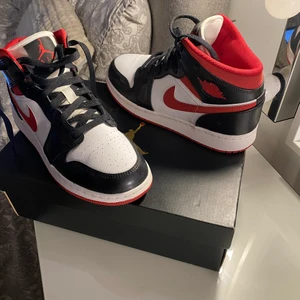 Original NIKE AIR JORDAN 1 MID  - NIKE AIR JORDAN 1 MID "METALLIC RED" -storlek  39 använda Max 4 ggr köptes för ca 2200 kr säljes för 1700 :-