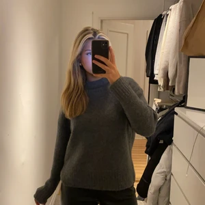 Gråa stickad - En jätte fin grå stickad tröja som tyvärr aldrig kommer till användning strl m, men passar mindre