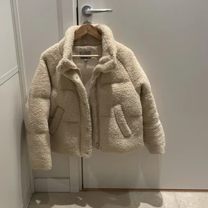 Jacka ASOS strl 36  - Rätt så tjock vinter jacka i beige. (liten del på dragkedjan borta, men går såklart och stänga). 