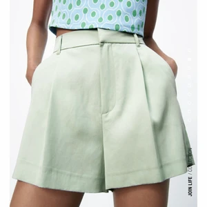 Shorts med veck zara - Shorts liknande kostymbyxor i svart. Första bilden är enbart för att visa hur de ser ut på bättre. De är alltså svarta och inte gröna. Storlek medium. Aldrig använda