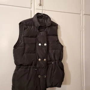 Puffer vest strl.S/M - Säljer då jag inte är ett fan av västar.. Oanvänd!!! Skön och snygg😎
