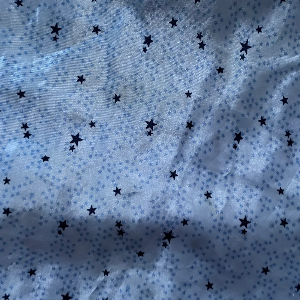 Säljer min söta klänning i ljusblått med stjärnor på. Den är i ett glansigt material. Klänningar.