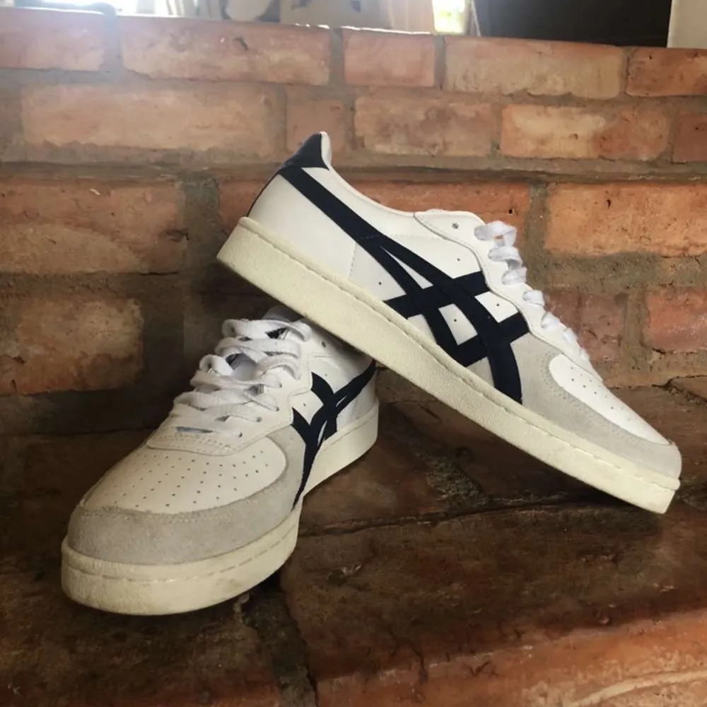 Sneakers Onitsuka Tiger, vita stl 40 säljes pga fel storlek. Använda 2 ggr. Nypris 900kr, säljes för 600kr.. Skor.