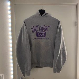 Stussy Hoodie - Köpt på ettresex, storlek xl passar mig som har L men sitter ”boxy” kvitto osv finns kvar. Det har blivit en missfärgning på den vet inte varför. 