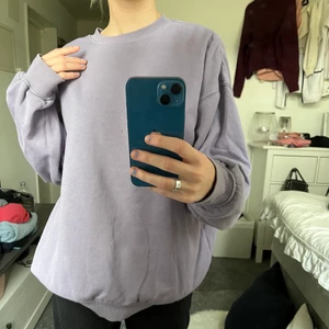 Sweatshirt h&m - Cozy lila sweatshirt!! Så skön och så snygg samtidigt?! Perfekt en sommarkväll eller nu i vinter till ett par schyssta jeans! Använt ungefär 4/5 gånger, i väl skick🙏🏻💗