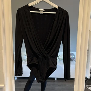 Body  - Vill man inte ha den så urringad går det perfekt att sätta en säkerthetsnål. Köpare står för eventuell frakt 😘🥳❤️‍🔥