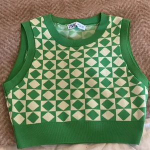 Grön zara topp - Säljer denna gröna och vita zara toppen! 💕 Slutsåld! bara använd en gång. inga defekter eller hål. strl s men kan passa m också. nypris: 199kr