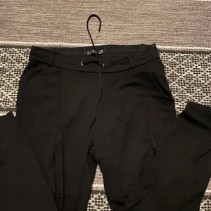 Finare mjukisbyxor från Amisu - Ett par finare nästan kostymbyxor i modellen. Passar till S-M men de är dock rätt korta i benen