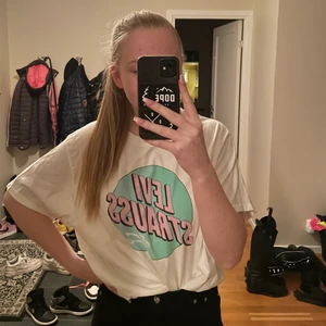Levis t-shirt  - Säljer då den inte kommer till användning, ”boxig/fyrkantig” i modellen, liten i storleken skulle säga mer S, frakt tillkommer!!