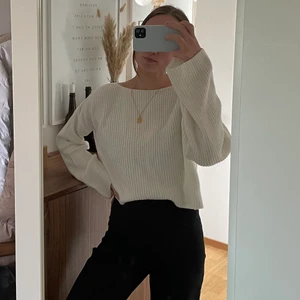 Stickad tröja nakd  - Vit stickad tröja från NA-KD, storlek S 🌸 fin ovanpå klänning på sommaren tex ☺️