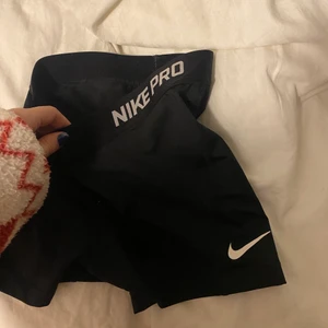 Nike PRO shorts  - Jättefina och bra skick men för små💓💓