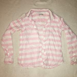 En vit-rosa-randig skjorta i linen. Sparsamt använd och är i ett mycket fint skick. Storleken är 34 (XS) men passar även en mindre S. Fraktalternativ väljer köparen. Meddela mig vid fler frågor!😊