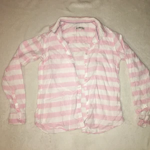 Skjorta rosa-randig - En vit-rosa-randig skjorta i linen. Sparsamt använd och är i ett mycket fint skick. Storleken är 34 (XS) men passar även en mindre S. Fraktalternativ väljer köparen. Meddela mig vid fler frågor!😊