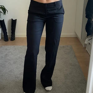 Lågmidjade svarta kostymbyxor  - Lågmidjade kostymbyxor med pressveck från MQ. Perfekta passformen och i väldigt bra skick. Säljer bara vid bra pris!