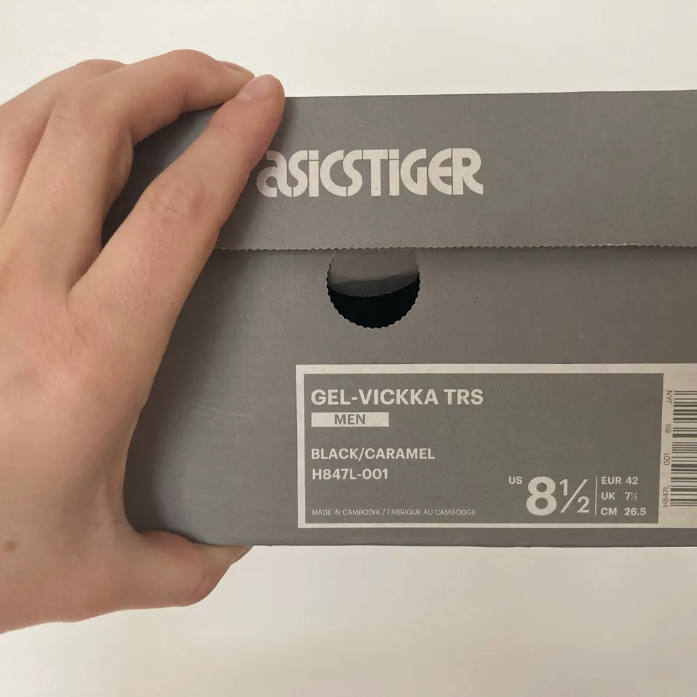 Nyskick!  Sneakers från Asics i modellen ”Gel vickka trs” i storlek 42.   Bara testade inomhus. Säljes på grund av fel storlek. Nypris: ca 800:-  . Skor.