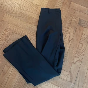 Svarta kostymbyxor  - Svarta kostymbyxor med pressveck i storlek M men passar bättre en XS eller S. Tyvärr lite för små för mig. Byxorna köptes helt nya men är använda och tvättade 1 gång. Byxorna sitter lågt alternativt medel i midjan. Nypris: 1199 men jag säljer dem för 250