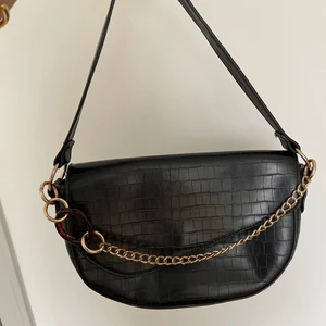 Svart väska - Legat in en låda därför den är inåtbuktad men går att få bort 🖤SISTA KÖPDAGEN ÄR FREDAG FÖRMIDDAG ❌