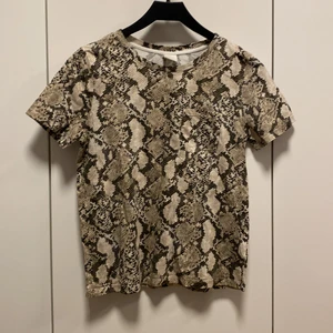 Ormmönstrad tröja - T-shirt med snakeprint😊