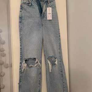 Köpte dessa superfina jeans ifrån Gina i storlek 32. Tyvärr är dom lite för små för mig och kan inte skicka tillbaka. Helt oanvända, har alla lappar kvar och är endast testade. Köpte dessa för 599kr!🤍