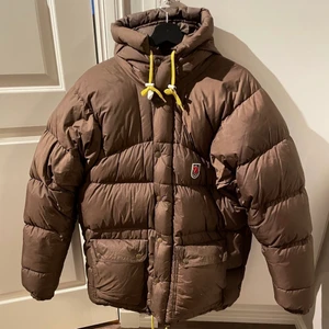 Fjällräven jacka - Fjällräven expedition jacka i toppen skick, storlek XS. Swipea för att se eventuella ”skönhetsskador” , inget som man lägger märke till! Köp direkt eller byte mot en mörkblå i samma modell, storlek och skick. Nypris 8000kr och limited edition färg. Pris kan diskuteras vid snabb affär💕💞💕