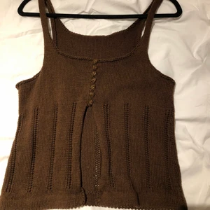 Stickad brun topp strl S/M - En superfin stickad topp i strl kanske S/M, fått så vet inte var den är köpt. 🤎🤎