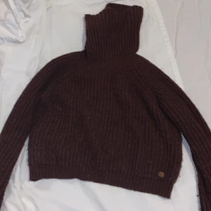 Varm stickad höst tröja - Vinröd\lila stickad höst tröja som är super mysigt och ha om man fryser. Sticker inte alls som stickade tröjor kan göra ibland. Storleken är 152 men den passar till mycket större.