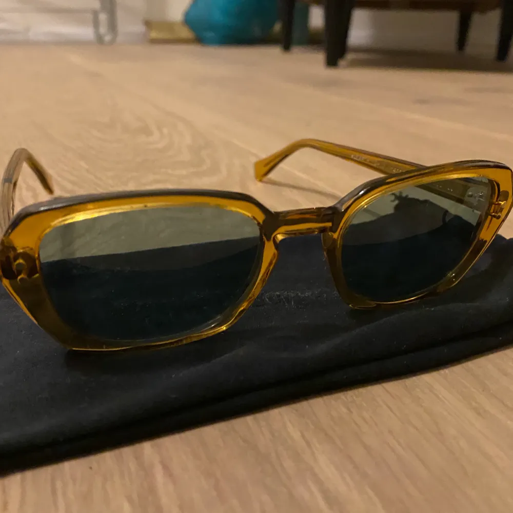 Säljer superfina solglasögon från OUR LEGACY! Knappt använda! Köptes för ca 1 år sedan för 1899 kr och nu säljer jag för 800 kr eller bud! (Frakt tillkommer). Accessoarer.
