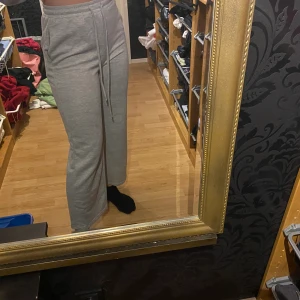 Mjukisbyxor - Jättesköna och lätta ljusgråa mjukisbyxor som blivit för korta för mig! Skulle säga att dem är i storlek S/M men blir för korta för mig som är ungefär 1.67. Men skulle tro att längden är bra för någon som är cirka 1.60 eller under! 