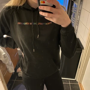 Harry styles hoodie - Svart harry styles inspirerad hoodie med texten ”treat people with kindness”, köpt på etsy i storlek M men skulle säga att den passar S eller XS
