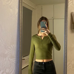 Grön långärmad  - Half zip-up tröja i stretchigt material💕har knappt använt, alltså i bra skick 