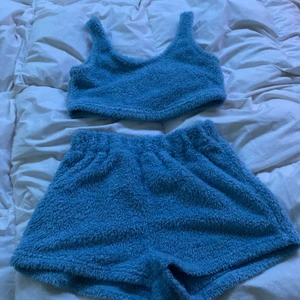 Mjuka hemma kläder - Super fina och mjuka hemma kläder som sagt,säljer dom pågrund av att dom kom i fel storlek,passar som M skulle jag säga,enormt stretchiga och skönt material.