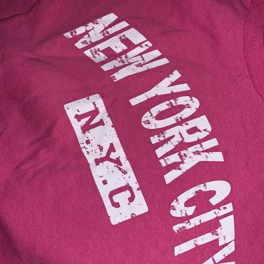 T-shirt i rosa från New York. Det står att den är i st L men den är mer som en XS. Väldigt bra skick för att den är använd endast två gånger💕. T-shirts.