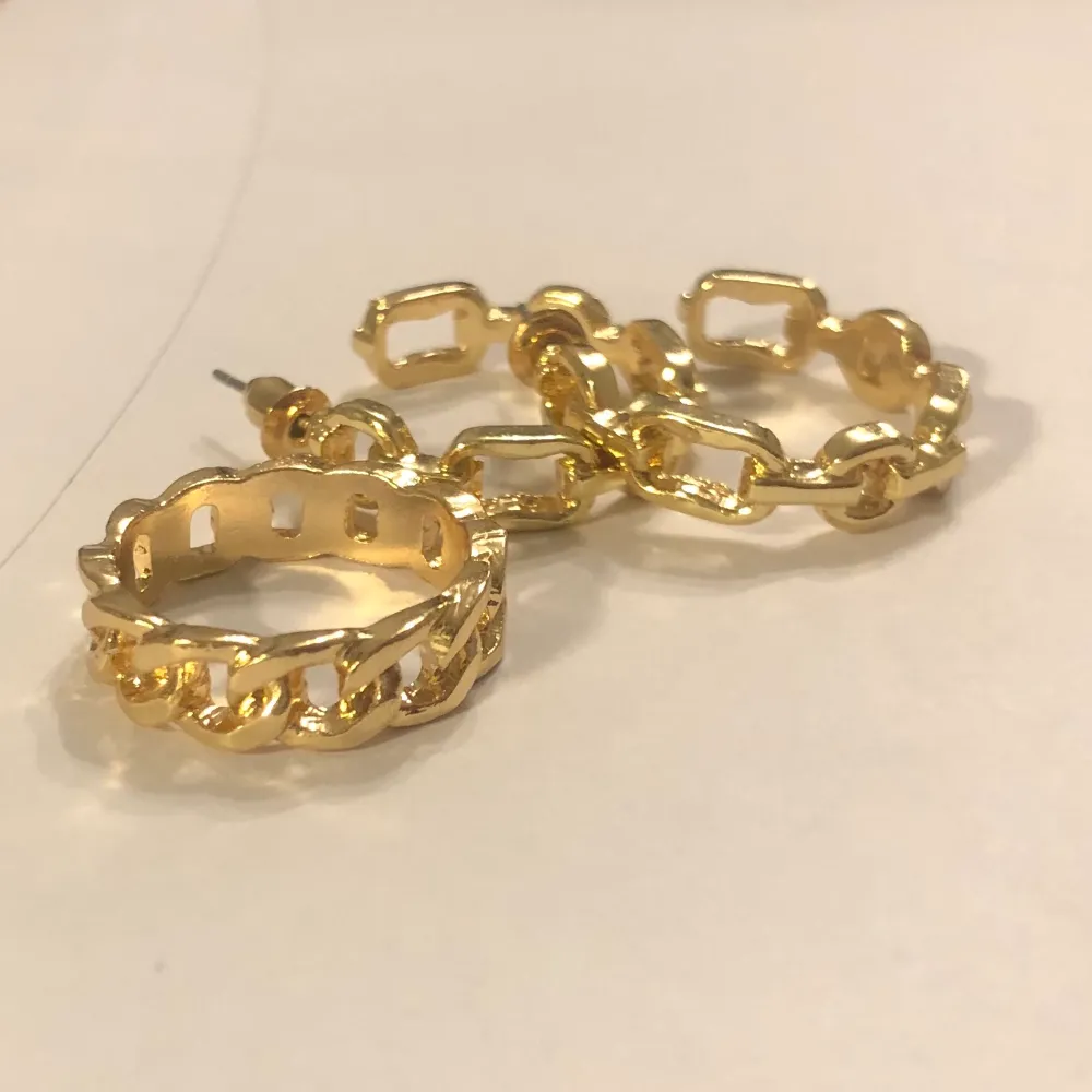 Matchande örhängen och ring. Både örhängena och ringen är helt oanvända och i nyskick. Ringen är cirka 17.5 mm i diameter. Frakten kostar 13kr och betalas av köparen💗. Accessoarer.