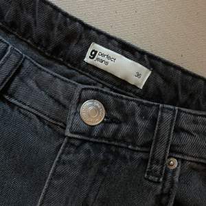 Svarta mom jeans från Gina tricot. Köpta för kanske två år sedan, tror det är de som heter Dagny mom jeans”. De är i bra skick, men säljs pågrund av att det inte sitter bra på mig längre. Storlek 36/S✨