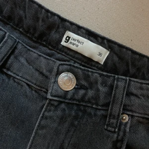Mom jeans  - Svarta mom jeans från Gina tricot. Köpta för kanske två år sedan, tror det är de som heter Dagny mom jeans”. De är i bra skick, men säljs pågrund av att det inte sitter bra på mig längre. Storlek 36/S✨