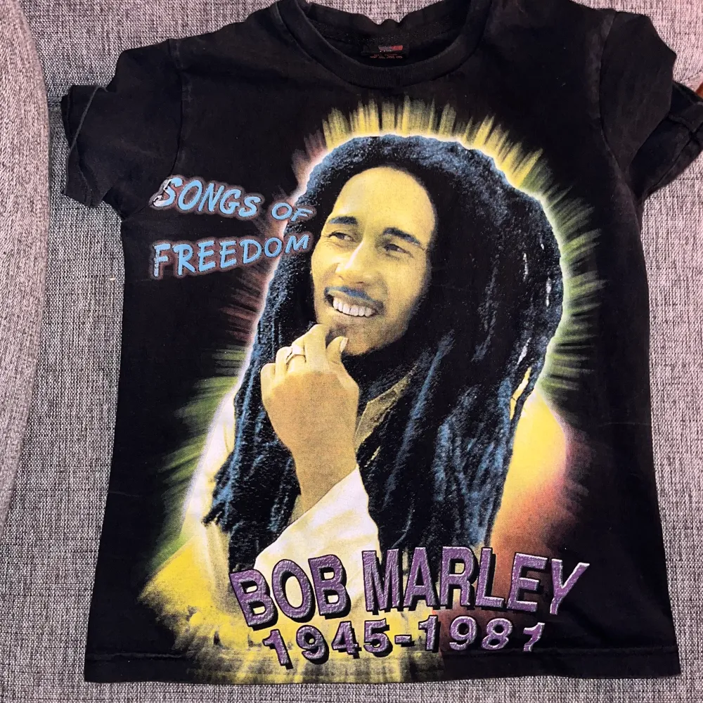 Graphic t-shirt med färgat tryck på framsidan och svartvitt på baksidan av Bob Marley. Storlek S dam men passar bra på XS också. Märket är Thunder. Superbra skick. Köpare står för frakt. Pm för mer info! <3 . T-shirts.