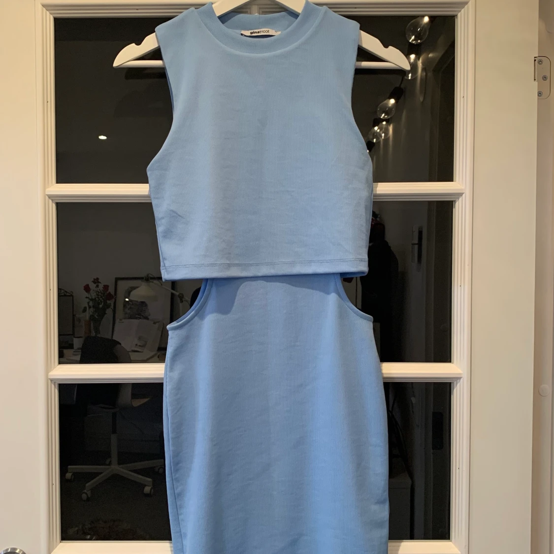 Ljusblå cut-out klänning - 91