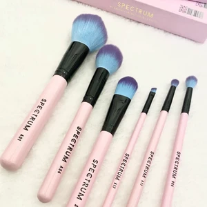 NYA Sminkborstar - Ett helt nytt kit med borstar från Spectrum till ett kanonpris. Självklart aldrig använda, har endast plockats ur kartong för foto.  Har exakt samma uppsättning själv och borstarna är verkligen kanon. Mjuka och fluffiga!  Innehåller: A01 - stor puderborste A04 - tapered borste A03 - concealerborste, kan självklart även användas till creamcontour eller foundation A17 - angeled brow brush A12 - mindre ögonskuggsborste B06 - fluffig ögpnskuggsborste  Nypris sammanlagt (inköp styckevis)  ca 650-700