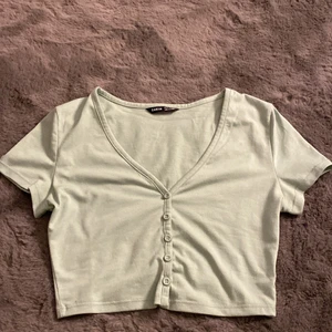 Shein Topp - Grön V-ringad topp med knappar från Shein, strl XS. Svårt att få med på bild men den är mintgrön💚 29kr (plus frakt) 