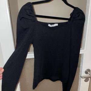 Nakd tröja  - Jättefin tröja från nakd, använd 1 gång då jag har en likadan sen innan. Kan skicka bild på den när jag har på mig den om det efterfrågas. Kunden står för frakt 