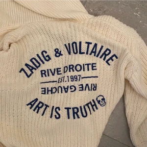 Zadig hoodie - Säljer min helt oandvända snygga och coola zadig hoodie i storlek s. Köp dirket för 2500 då nypris är 3900❤️❤️❤️